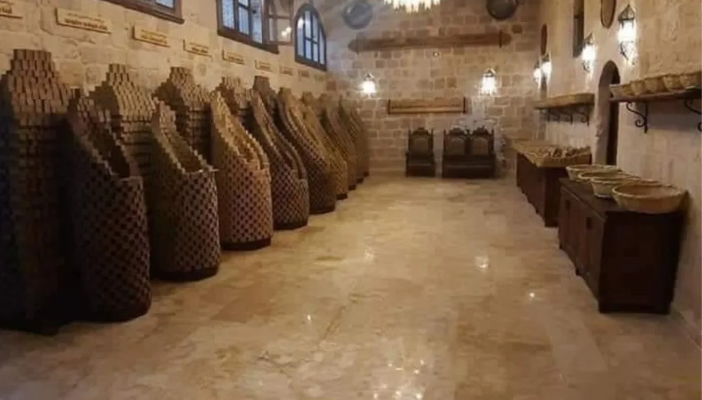 Regal mit Aleppo Seifen in Verkaufsstelle zum Kaufen Markt mit Aleppo-Seifen zum Kaufen